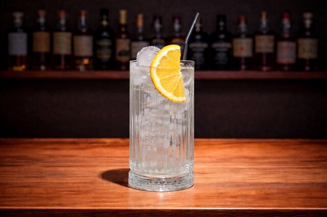 Mix of gin, lemon juice, sugar syrup and soda with orange.