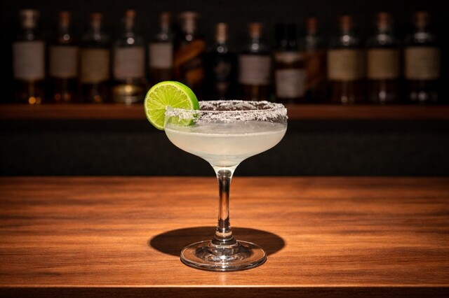 Mix of white rum, lime juice and sugar syrup with lime.