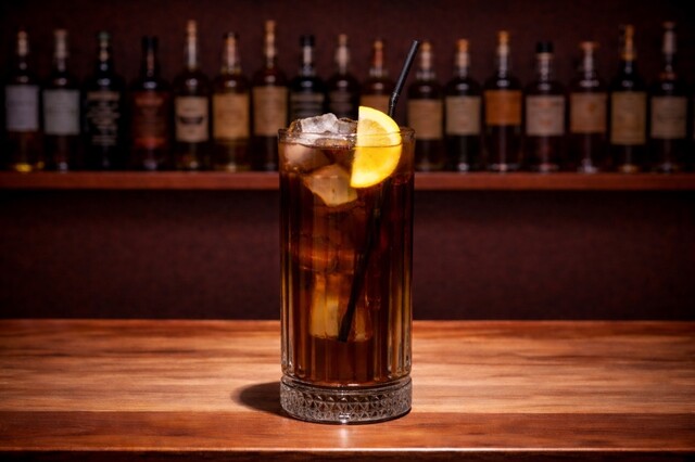 Mix of vodka, gin, white rum, triple sec, tequila, lemon juice, sugar syrup and cola with lemon.
