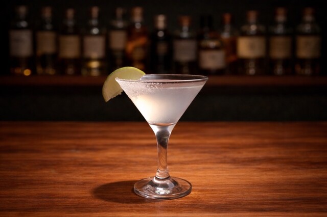 Mix of tequila, triple sec, lime juice and sugar syrup with salt and lime.